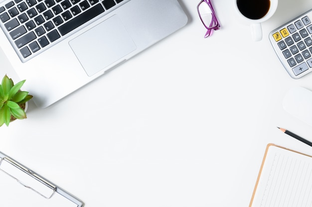 Mesa de mesa de escritório branco com computador portátil Foto Premium