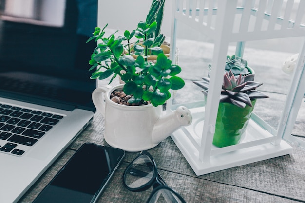 Mesa de mesa de escritório com computador Foto Premium