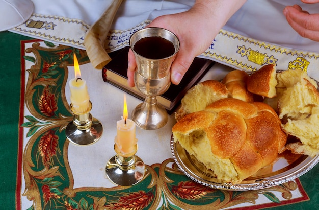 Mesa de shabat com pão challah descoberto, velas sabatinas Foto Premium