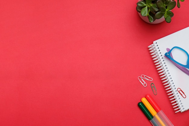 Mesa de trabalho vermelho plana leigos com artigos de papelaria do escritório conceito de herói do negócio senhora blog. Foto Premium
