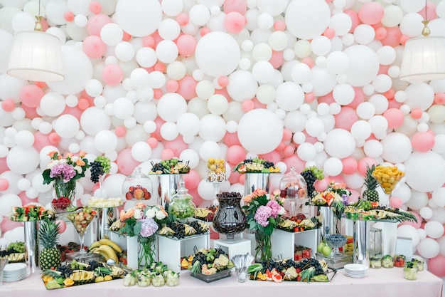Mesa elegante e rica com doces e frutas para os hóspedes Foto gratuita