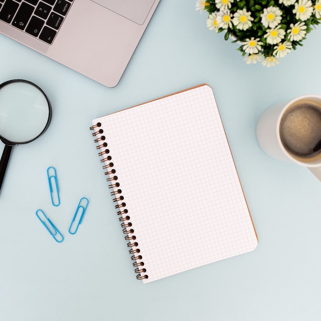 Mesa moderna com caderno vazio para mock up Foto gratuita