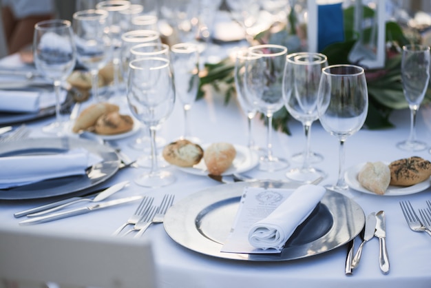 Mesas definidas para uma festa de evento ou recepção de casamento. Foto Premium