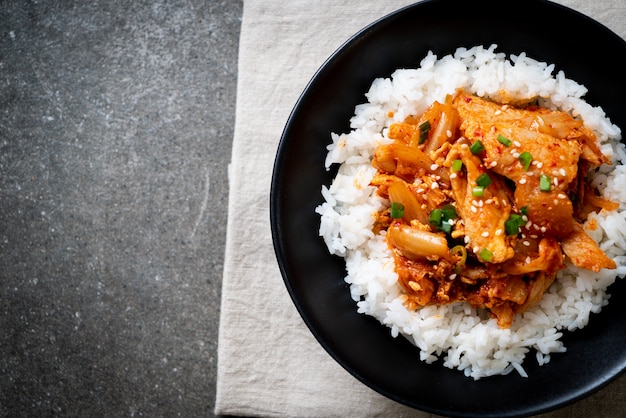 Mexa a carne de porco frita com kimchi no arroz coberto Foto Premium