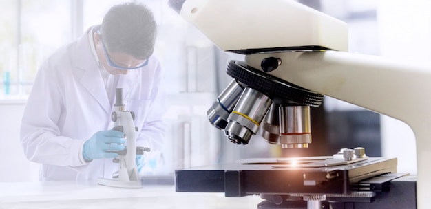 Microscópio com fundo desfocado do cientista pesquisando pela técnica de microscopia em laboratório. Foto Premium