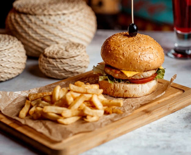 Mini hambúrguer de frango servido batatas fritas Foto Grátis