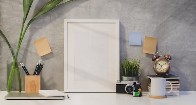 Mock-se quadro e copie o espaço com material de escritório Foto Premium