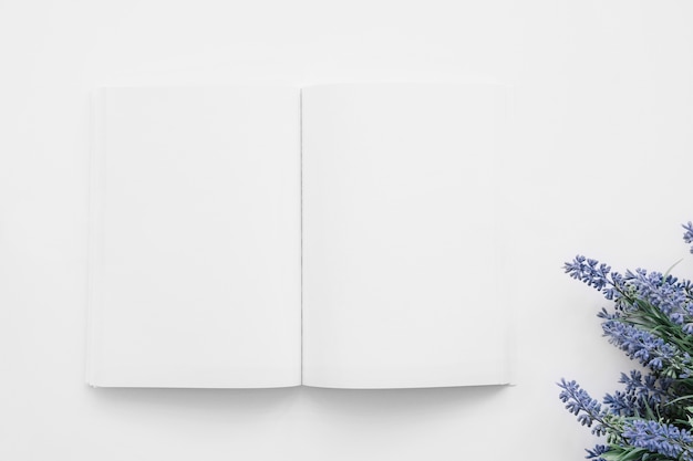 Download Mockup de capa de livro com decoração de flores | Foto Grátis
