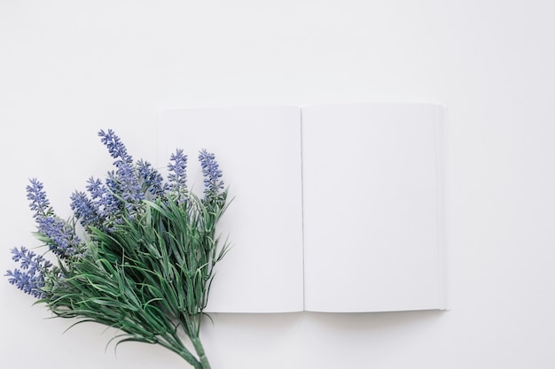 Download Mockup de capa de livro com flor à esquerda | Foto Grátis