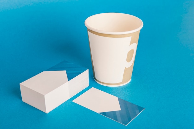 Mockup de papelaria com xícara e cartões de visita | Foto Grátis