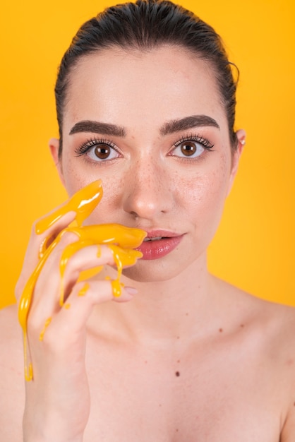 Modelo com as mãos pintadas Foto gratuita