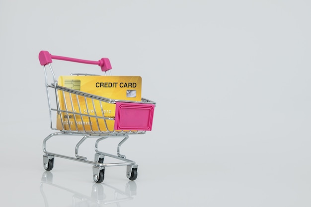 Modelo de carrinho de compras com o cartão de crédito. compras de e-commerce. Foto Premium