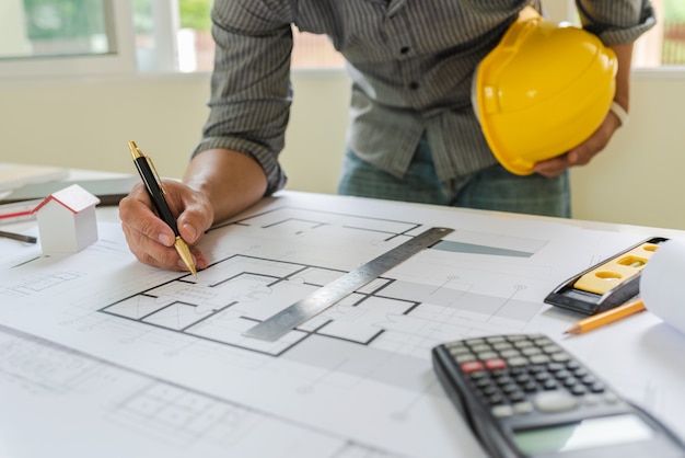 Modelos de designer e engenheiros que trabalham no escritório de arquitetos. Foto Premium