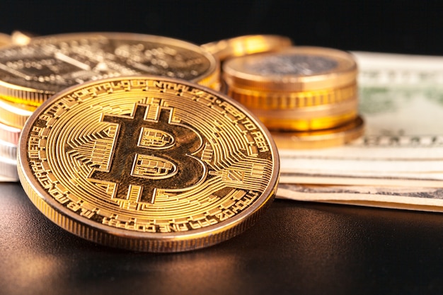 Moeda de bitcoin de ouro e dólares americanos Foto Premium