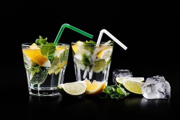 Mojito bebida não alcoólica cocktail em copo alto com água com gás, suco de limão limão Foto gratuita