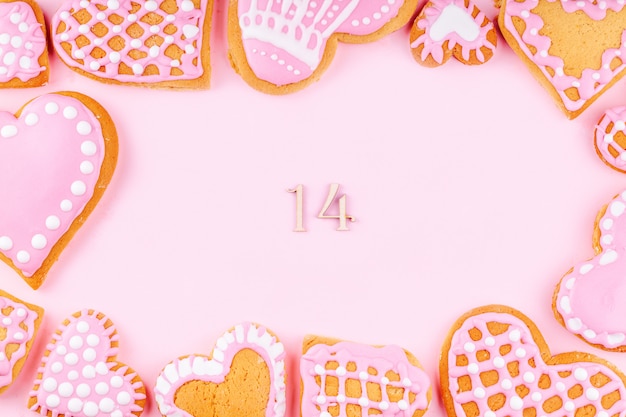 Moldura de biscoitos decorados com coração em forma de vidro com número 14 Foto Premium