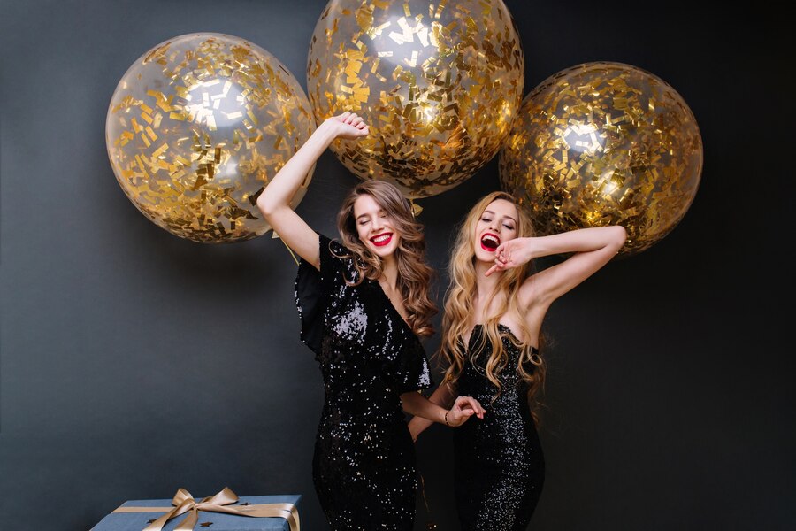 Momentos De Festa Feliz De Duas Mulheres Engraçadas Da Moda Vestido Preto Luxuoso Lábios