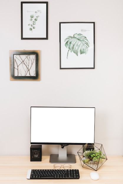 Monitor computador, com, teclado, ligado, tabela Foto gratuita