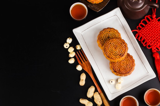 Mooncakes tradicionais na configuração de mesa com uma xícara de chá. Foto Premium