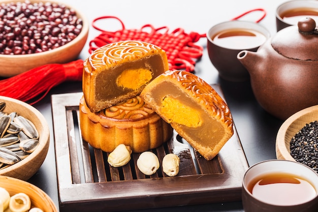 Mooncakes tradicionais no ajuste da tabela com xícara de chá. Foto Premium