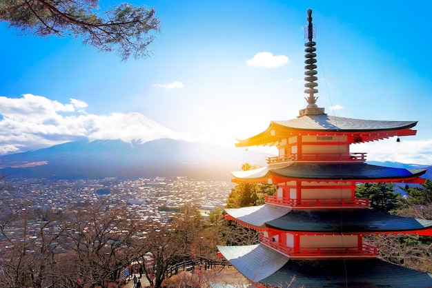 Mt. fuji com pagode vermelho no inverno, fujiyoshida, japão Foto gratuita