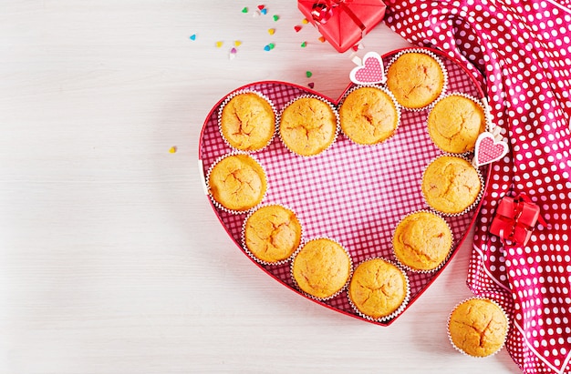 Muffins com abóbora. cupcakes com decoração de dia dos namorados. lay plana. vista do topo. Foto Premium