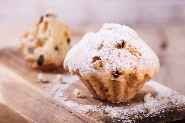 Muffins com passas polvilhadas com açúcar em pó. Foto Premium