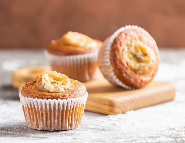 Muffins de banana caseiro estão em um monte em um fundo marrom. sobremesa saudável vegan. Foto Premium