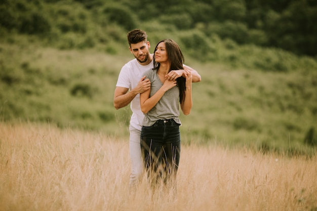 Muito Jovem Casal Apaixonado Lá Fora Na Natureza Da Primavera Foto Premium 