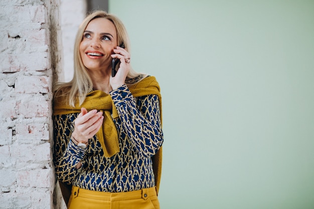 Mulher adulta falando ao telefone | Foto Grátis