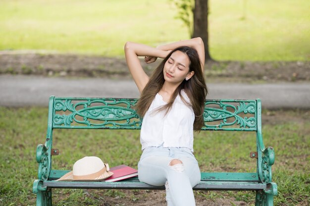 Mulher asiática obter ar fresco no parque Foto Premium