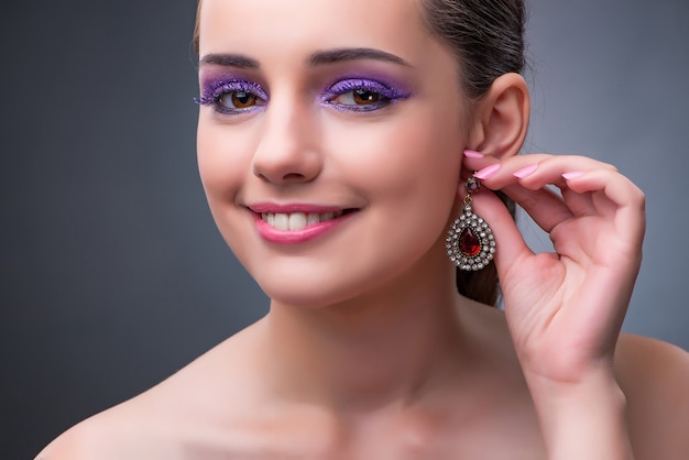 Mulher bonita com jóias no conceito de moda Foto Premium