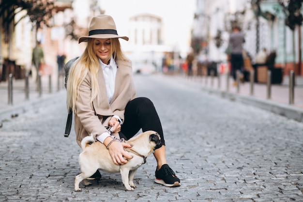 Mulher bonita com seu cachorro Foto gratuita