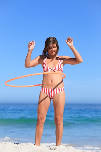 Mulher brincando com um aro de hula Foto Premium