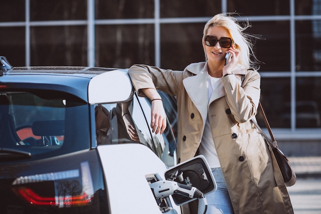 Mulher, carregar, electro, car, em, a, elétrico, posto gasolina Foto gratuita
