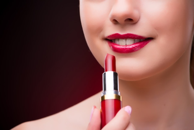 Mulher com batom vermelho no conceito de beleza Foto Premium