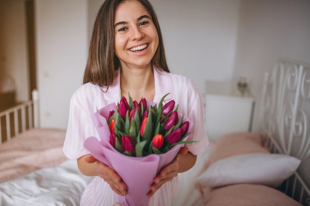 Mulher, com, buquê flores, em, quarto Foto gratuita