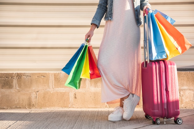 Mulher, com, muitos, luminoso, bolsas para compras, e, mala Foto gratuita