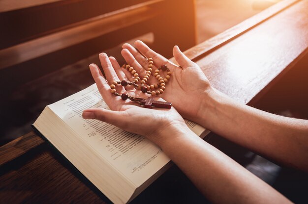 Mulher Crist Orando Na Igreja Foto Premium