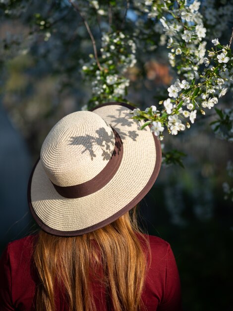 mulher-de-chapeu-no-jardim-primavera-flo