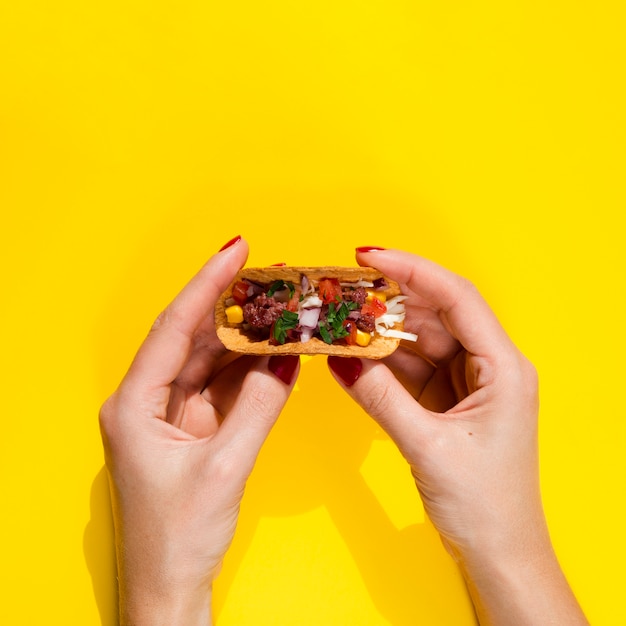 Mulher de close-up com taco e cópia-espaço Foto gratuita