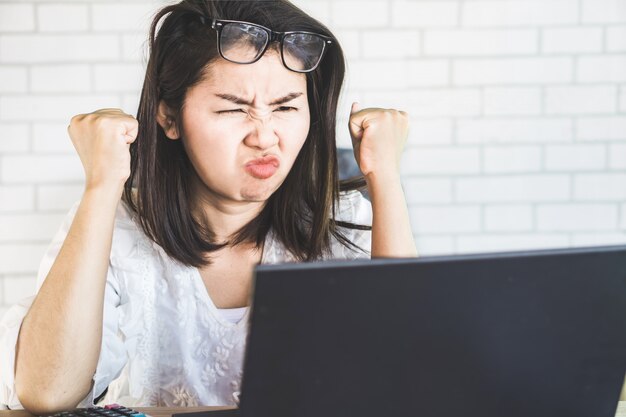 Mulher de negócios asiáticos com raiva louco no computador Foto Premium