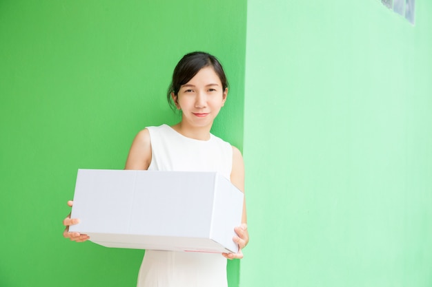 Mulher de negócios, trabalhando com compras on-line de caixa de parcela sobre fundo verde pastel. Foto Premium