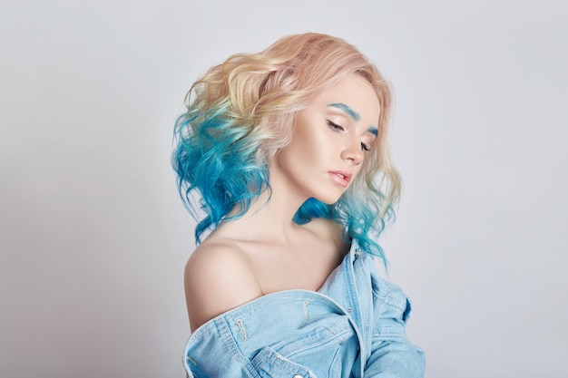 Mulher de retrato com cabelo voador colorido brilhante Foto Premium