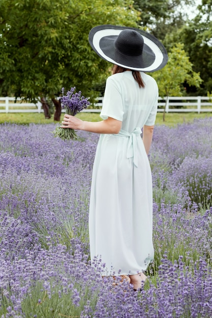mulher-de-vestido-longo-verde-oliva-e-ch