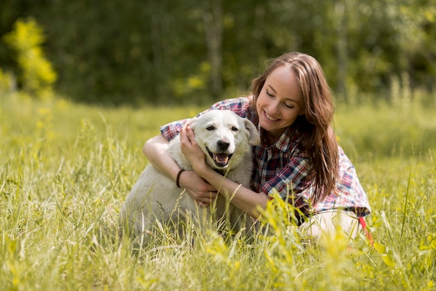 Mulher, desfrutando, com, um, cão, campo Foto gratuita