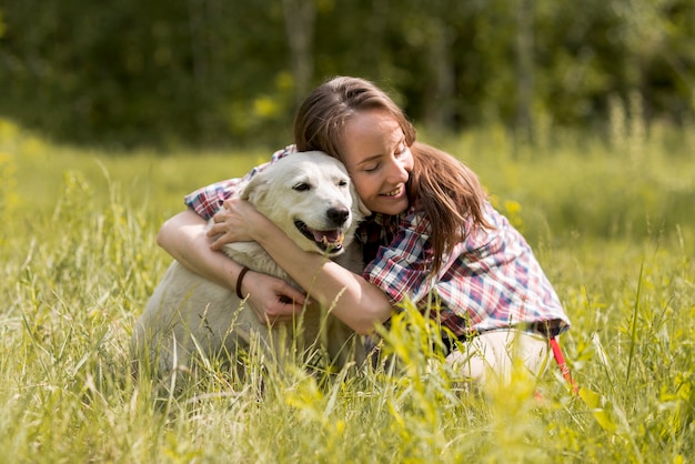 Mulher, desfrutando, com, um, cão, campo Foto gratuita