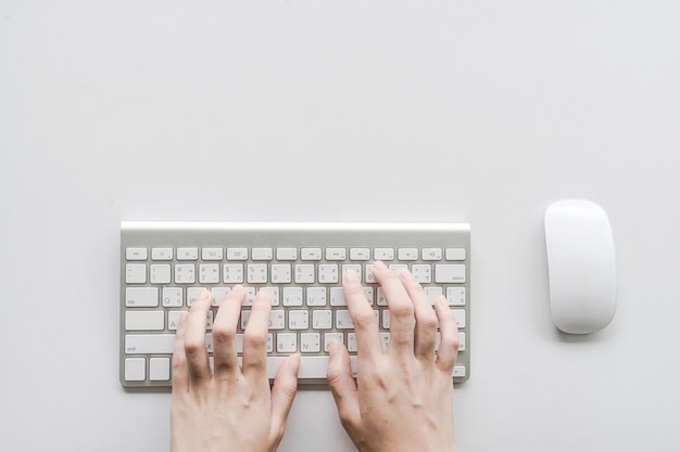 Mulher digitando no teclado do computador pode ser usado para e-commerce, negócios, tecnologia e conceito de internet Foto Premium