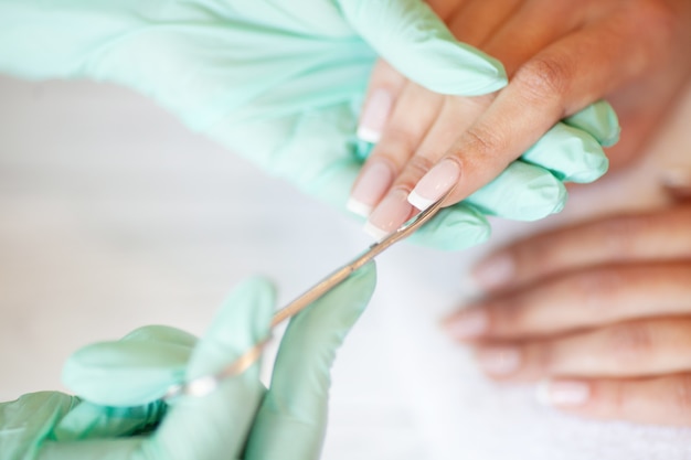 Mulher, em, salão unha, recebendo, manicure Foto Premium