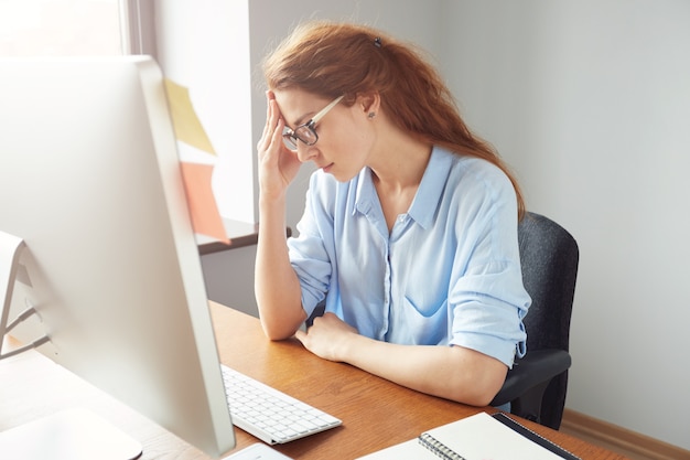 Mulher Empresária Preocupada Olhando Para A Tela Do Computador Enquanto Trabalha No Escritório 8548